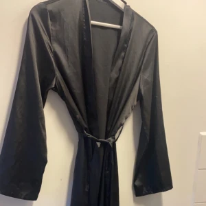 Morgonrock  - Svart morgonrock i sidenliknamde material