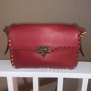 Valentino Rockstud Guitar bag  - ❤️Säljer min Valentino rockstud guitar väska.  Denna modellen produceras inte längre, och ursprungspriset är ca 27 000. Använd cirka 30 gånger, finns små skador på bandet.  Äktighetsbevis finns som jag kan skicka bild på, dustbag och bevis hänger med! ❤️