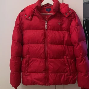 GANT vinterjacka stl 158/164 som xs - Gant vinterjacka i rött stl 158/164, skulle säga att den är samma som en xs. 