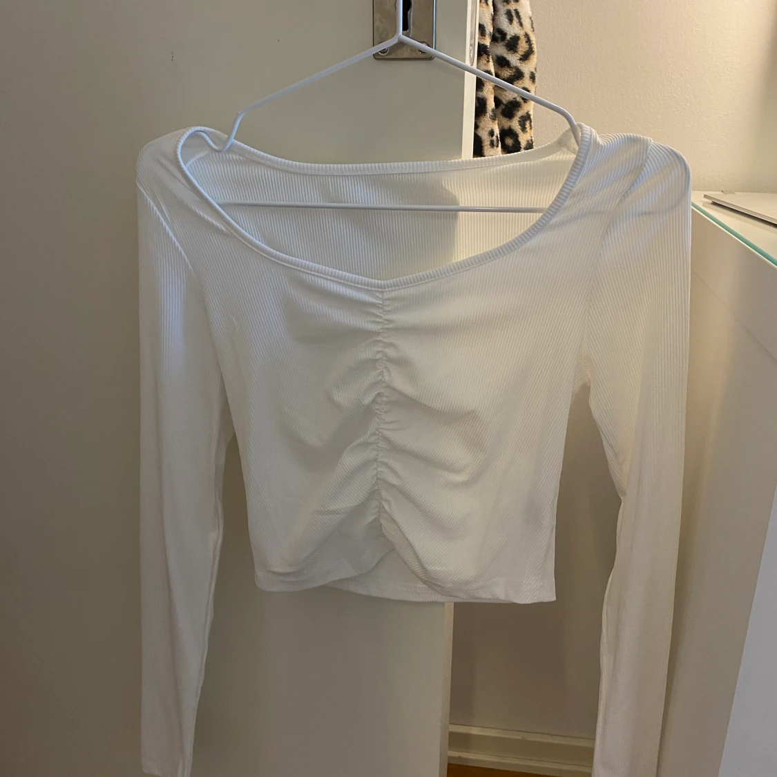 Vit långärmad tröja med veck - 90