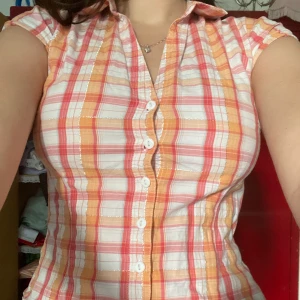 Blus skjorta - Fin liten kortärmad skjorta. Lite cowgirl vides. Väldigt fint skick, använder den bara aldrig 