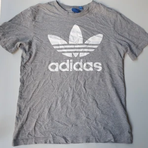 Adidas vintage t-shirt  - Herr str M, sitter lite löst på mig som brukar ha S.