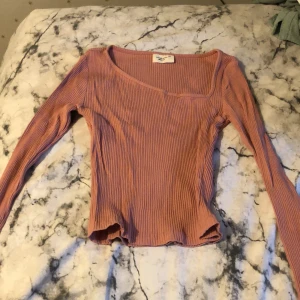 Snedskuren tröja - En fin snedskuren smutsrosa tröja. Lite tjockare material. Köpt på Gina Tricot. Använd ett par gånger men fortfarande i ett fint skick. Den är i storlek XXS men passar mig som har S i tröjor.  Frågor?  Skriv i DM  Köparen står för frakten. 