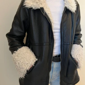 NA-KD vegan leather jacka - Fodrad fuskskinnjacka