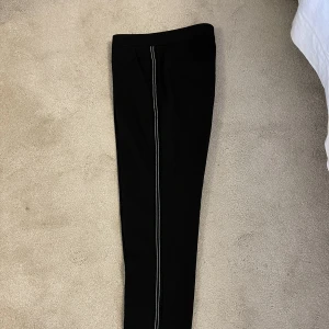 Kostymbyxa Twist & Tango strlk 36 - Marinblå kostymbyxa med sidostripe i nyskick pga för små och därför i stort sett oanvända