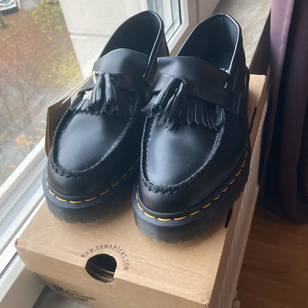 New loafers in black leather with thickened sole (Bex) in size UK6 or EU39. They run big, more like a 39.5-40, and that’s why I have to sell them.  They cost more than 2000sek right now on different websites like Zalando or ASOS. . Skor.