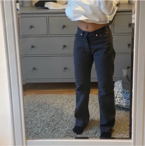 Lågmidjade Levi's jeans - Grå lowwaist Levi's jeans köpta här på plick. Tyvärr för små för mig. Fint skick. De är avklippta så de passar mig som är 163 i längden (L34 stämmer alltså inte längre).   Första bilden är lånad av förra säljaren.