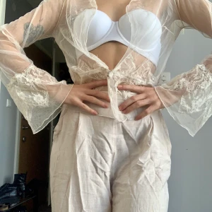 Spetstopp - Väldigt fin spetstopp som kan användas på valfritt håll. Oklar storlek men passar allt från en xs-l skulle jag tippa på.