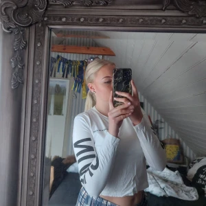 CK topp - Något urtvättad på texten. Det är text på båda ärmarna, ryggen och fram på bröstet. Köparen står för frakt. 