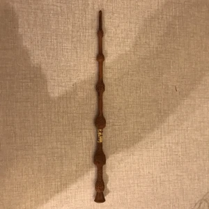 Harry Potter - Dumbledores stav, köpt på lekia ungefär förra året, för 179kr, tror jag. eftersom jag inte gillar Harry Potter längre :) jag är inte riktigt säker på vad frakten blir, skriv till mig så kollar jag på det! TRYCK INTE PÅ KÖP NU! :)