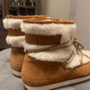 Moonboots stl 38 fint skick 💘 - Ett par moonboots i stl 38 säljes! 800 kr 🤍🤍 fint skick och använda fåtal gånger. Kan mötas upp i Solna alternativt skicka spårbart 🥰  