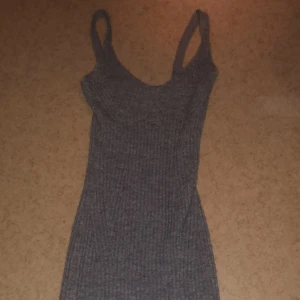 En fin lång skön kläning från H&M - Passar till höst den är skön och inte jobbig i materialet använt två gånger 