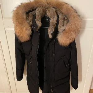 Cedrico jacka - Då var det dags att sälja min fina jacka, den är något för liten för mig därför säljer jag.  • Köpt förra året för 6500kr. • Fint skick på den. • Nästan helt oanvänd. • Äkta päls.  (Pris går att diskutera vid snabb affär)