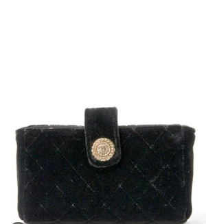 Plånbok - Äkta plånbok med guld detalj. Dragkedjas och två fack för kort samt sedlar Helt ny, jätte fint skick och aldrig använd  Säljer denna pga att jag fick den av min exmake. Äkthets intyg finns Pris går att diskutera vid snabb affär