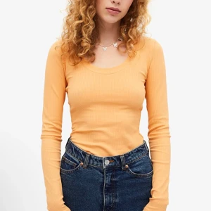 Topp - Säljer denna jätte söta ribbade orange/gula toppen från monki. Som jag aldrig har använt och den har prislappen kvar ❤️