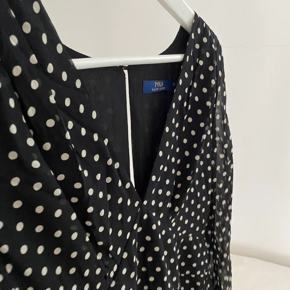 Prickig klänning från Ralph Lauren i storlek 8 🥰 Är i fint skick och i ett svalt/fladdrigt material ❣️. Klänningar.