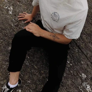 Every body is a poem T-shirt - En vit t-shirt med texten : Every body is a poem. Använd endast ett fåtal gånger.