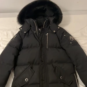 S - Använd en hel vinter fortfarande bra skick inte sönder någon stans eller allmänt drabbad köpte den för 10499 säljer den för 6500kr går även att diskutera priset.