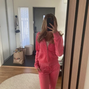 Neon rosa juciy sett  - Super snyggt sett som inte kommer till användning, byxorna är i storlek XXS och tröjan XS! Det passar mig som är 167