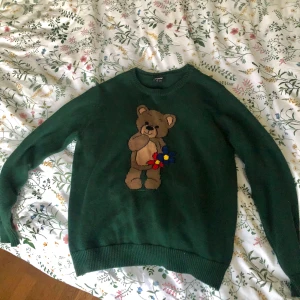 Stickad tröja - Denna är en av de finare tröjor jag äger. Men kommer inte till användning längre och behöver rensa i garderoben. Storlek xs (true to size). I 100% bomull köpt för 740kr 2020. Finns ej att köpa längre. NYSKICK