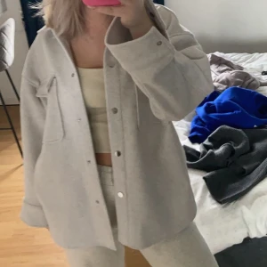 Zara jacka  - Super fin höstjacka men kommer inte använda då ja köpte en annan Prislapp är kvar Nypris 400, mitt pris 300 + frakt 
