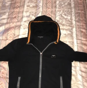 Moncler - Hej säljer min dolce Gabbana tröja som är sprillans ny