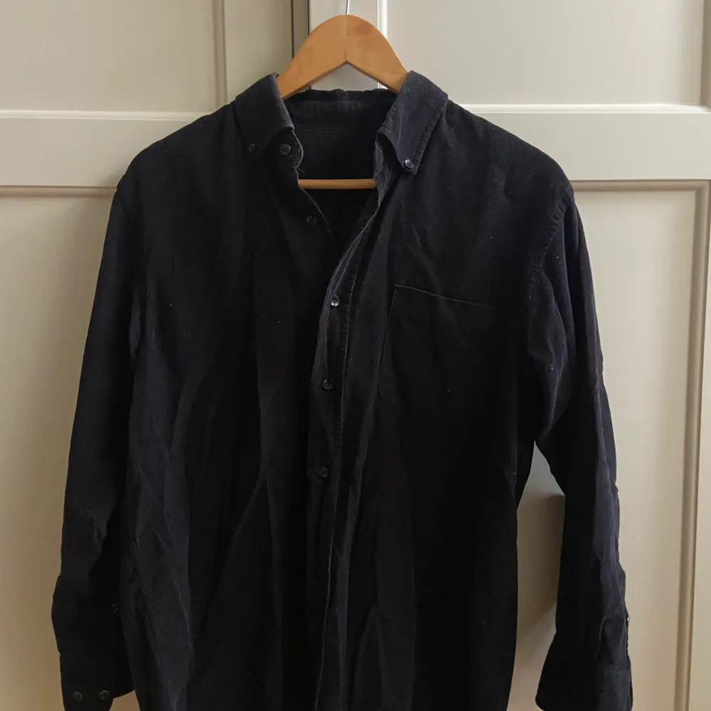 En vintage manchesterskjorta i svart. Fint skick. Står inge storlek i men skulle uppskatta S-M. Skjortor.