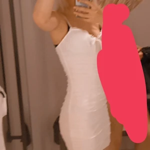 Fin klänning - Fin klänning från HM använd endast på skolavslutningen bra skick