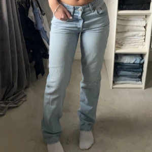Zara mid Rise jeans - Mid rise jeans från Zara. Använda fåtal gånger. Slutsålda och finns ej kvar på Zaras hemsida