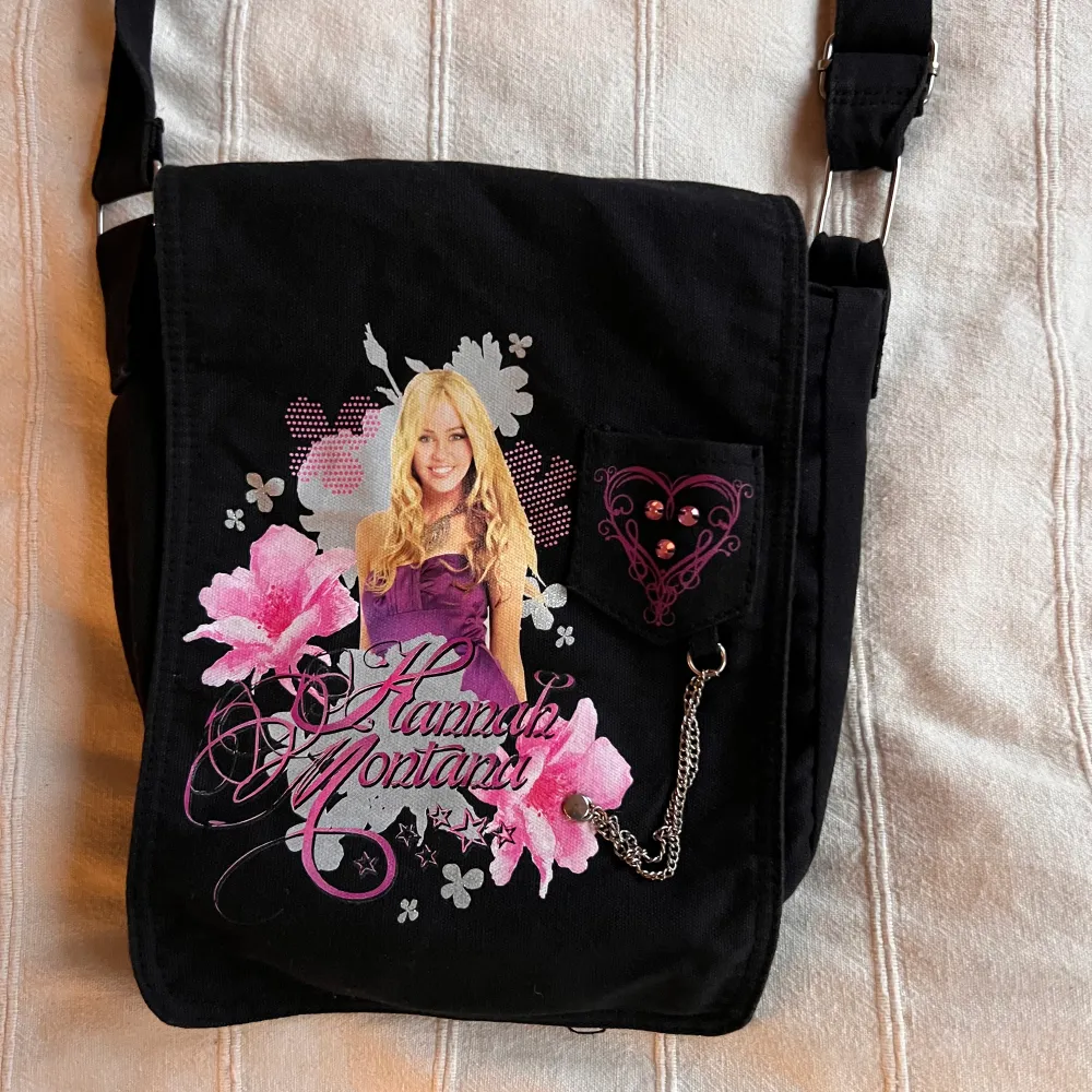 Säljer denna snygga väska med Hanna Montana motiv ! . Väskor.