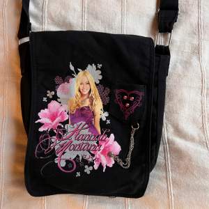 Säljer denna snygga väska med Hanna Montana motiv ! 