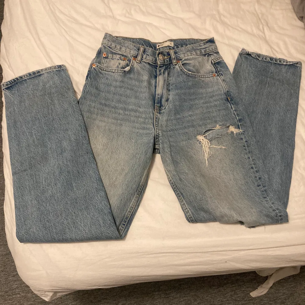 Snygga jeans från Gina tricot, sitter skitsnyggt, knappt använda💓. Jeans & Byxor.