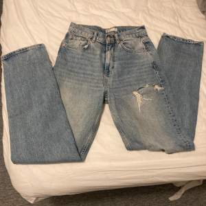 Snygga jeans från Gina tricot, sitter skitsnyggt, knappt använda💓
