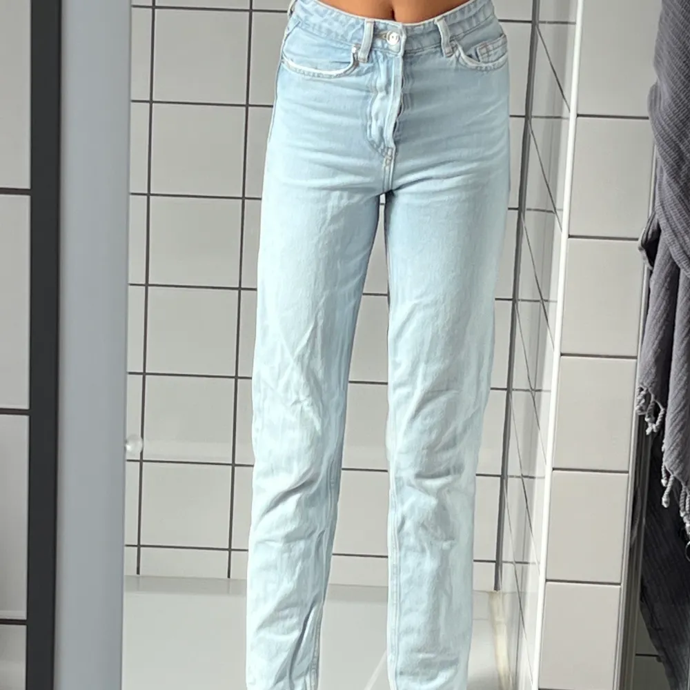 Super fina jeans från zara i strl 32. Säljer då de inte passar mig längre. Jätte fint skick! Nypris: 400kr mitt pris: 175kr. Jeans & Byxor.