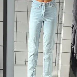 Super fina jeans från zara i strl 32. Säljer då de inte passar mig längre. Jätte fint skick! Nypris: 400kr mitt pris: 175kr
