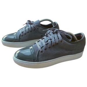 Lanvin skor - Säljer nu mina gråa mocka lanvin skor. Skorna blev i fel storlek och säljer dem nu för jag inte kunnat skicka tillbaka dem.  Skick 10/10 pris 2499kr Storlek uk 7 vilket motsvarar 41 men de är stora i storleken och passar bättre 42