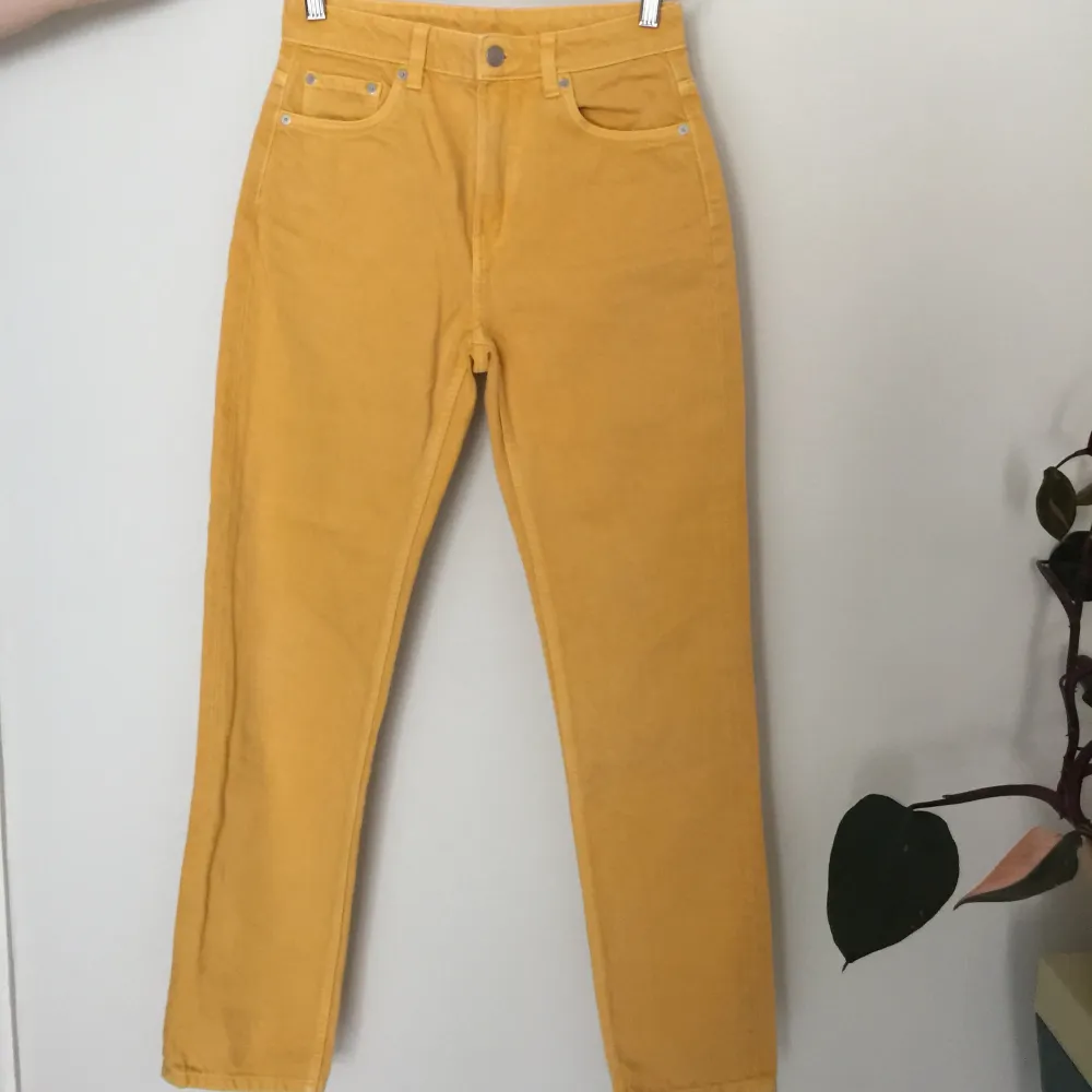 Gula High Waisted jeans med relaxed fit/straight legged från Weekday. Storlek 25. Köparen står för fraktkostnaden.. Jeans & Byxor.