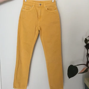 High waisted Relaxed fit - Gula High Waisted jeans med relaxed fit/straight legged från Weekday. Storlek 25. Köparen står för fraktkostnaden.