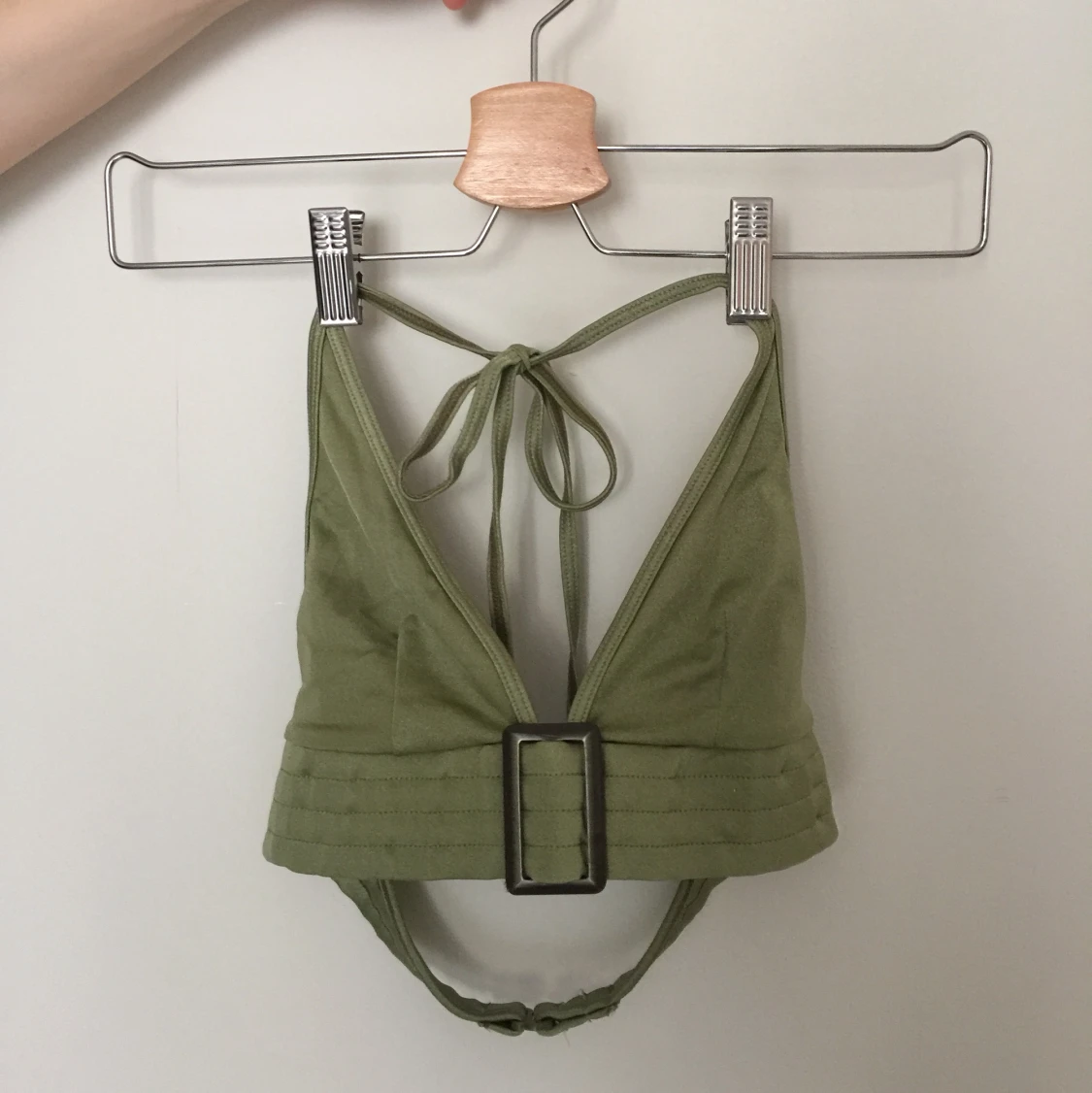 Halterneckbikini med spänne