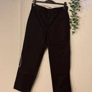 Dickes 874 - Bruna Dickes 874 original fit  Skit coola vida/raka brallor och i stort sett aldrig använda!  Strl 33/32 men passar också 32/32  200:- 