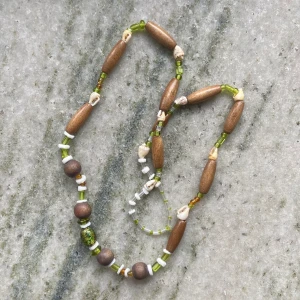 Halsband  - Så snyggt men jag har för många halsband! Ca 65 cm. Möts upp i Stockholm eller skickar mot fraktkostnad 💕