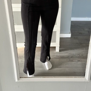 Snygga byxor med slits - Tryck ej på köp nu. Byxor med slits ifrån Nelly Stl S 100kr eller bud