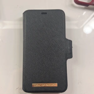 Ideal of Sweden skal - Jag säljer nu mina ideal of Sweden skal då jag har en ny telefon, dessa skal passar för iPhone 11. Det är i fint skick och knappt använt ( köpte för 400kr )💗 båda skalen för 200kr där frakten ingår och ett skal för 100kr💗 hör av dig om du är intresserad💗