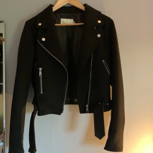 NLY ”mocka”jacka - Jacka men material som liknar mocka. Använt fåtal gånger då den var för liten när jag köpte men orkade inte skicka tillbaka. Fickorna är äkta.  Frakten är på dig om vi inte möts upp 😊 