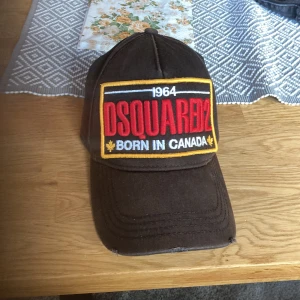 Dsquared2 keps - Riktigt bra keps köpt på johnells i Linköping  Ny pris 1695 ca 3 år gammal sparsamt använda