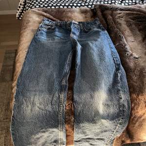 Jättefina jeans från zara med slitningar nere, strl 34