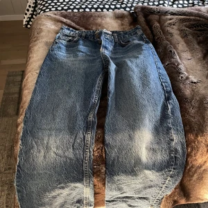 Jeans - Jättefina jeans från zara med slitningar nere, strl 34