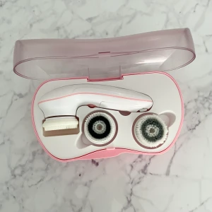 Ansiktsrengörare - Facial cleansing system (ansiktsrengörare) från vanity planet med tre olika borstar beroende på vilken hudtyp man har som tyvärr inte kommer till användning. Enbart testad en gång🥰 Nypris 800kr