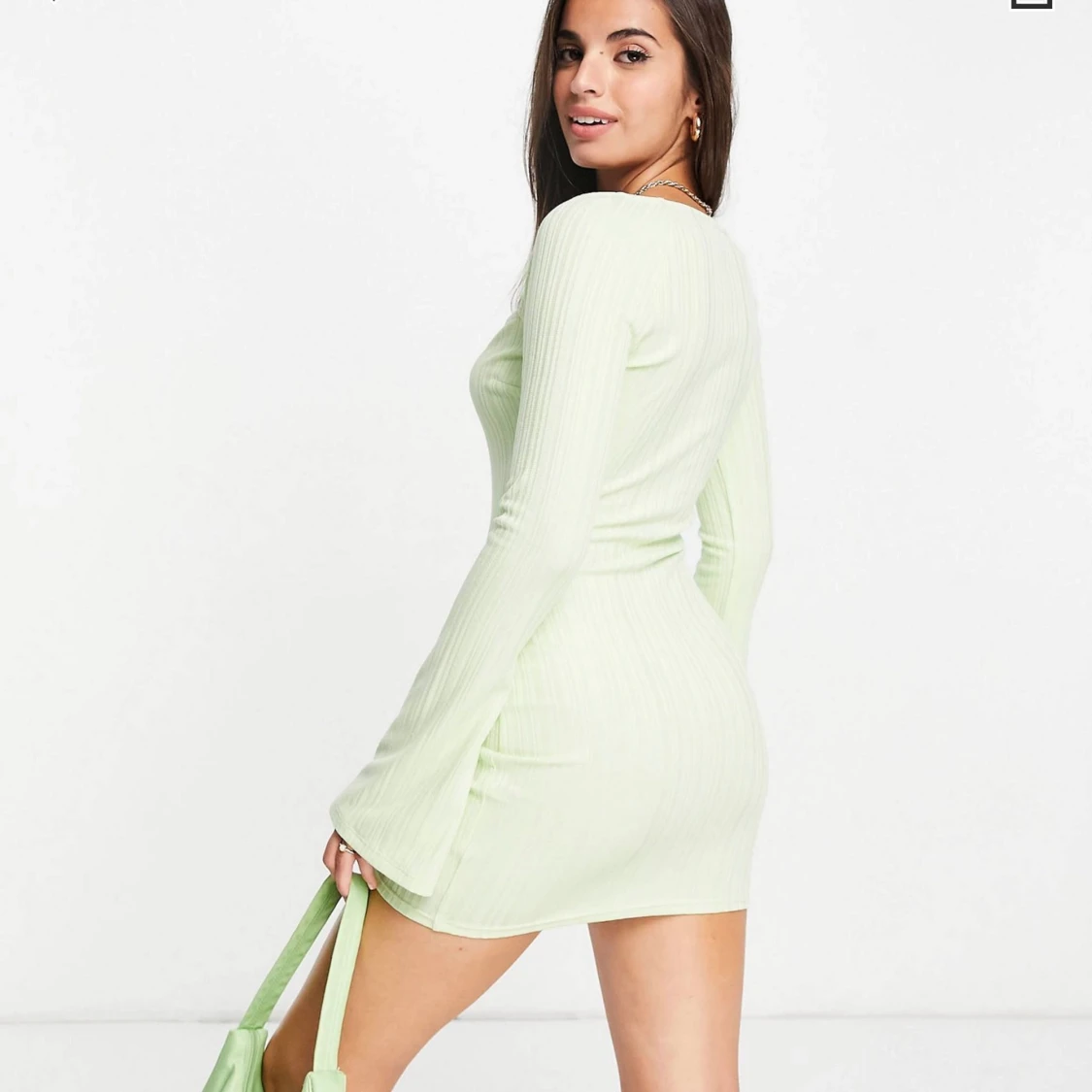 Ljusgrön klänning med utsvänga ärmar - 90