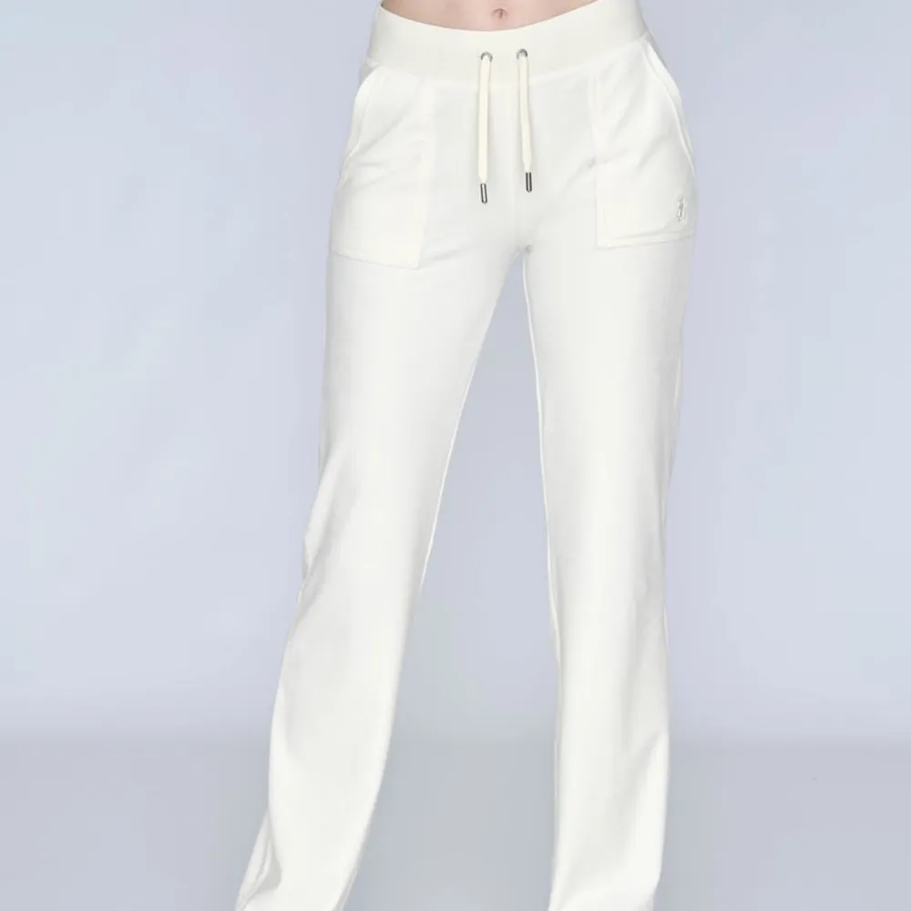 säljer vita juicy byxor i storlek xs då de ej kommer till användning, inga hål eller andra problem ❤️‍🔥 skriv privat för bilder. Jeans & Byxor.